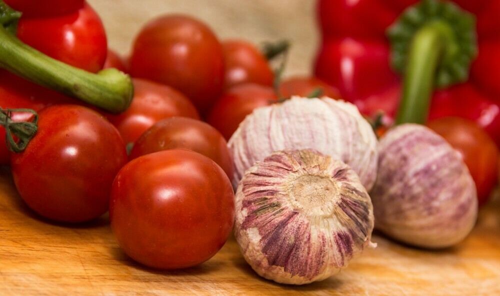 garlic and tomatoes